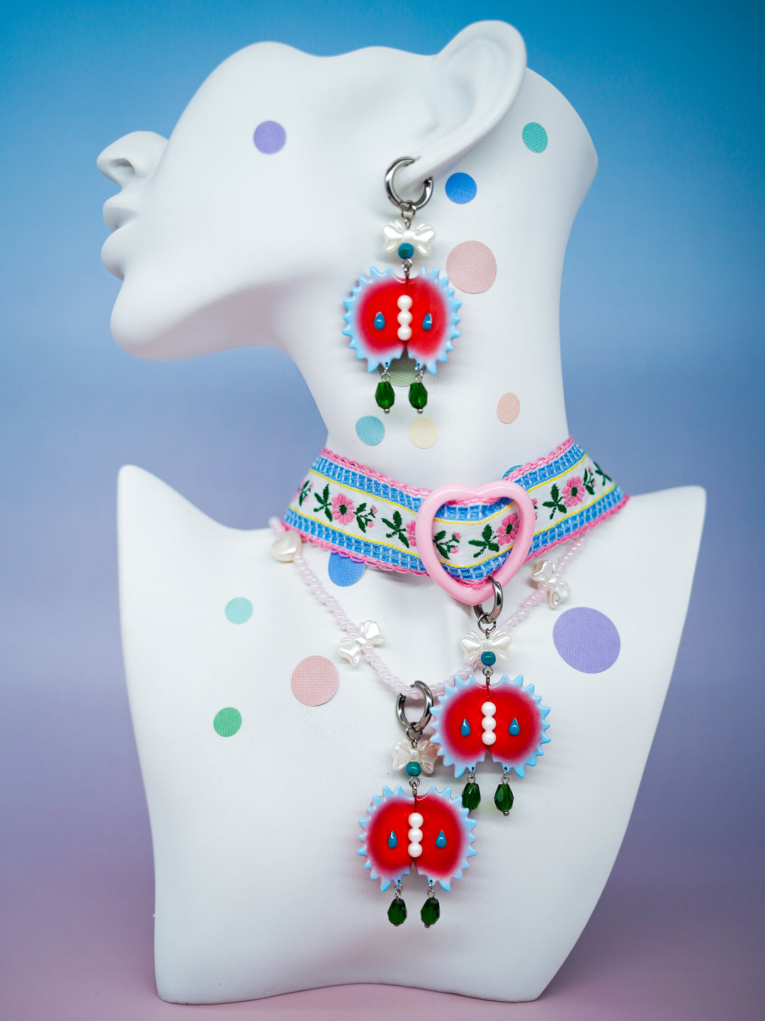 Venus flytrap with blue edge and pearl middle necklace & earring